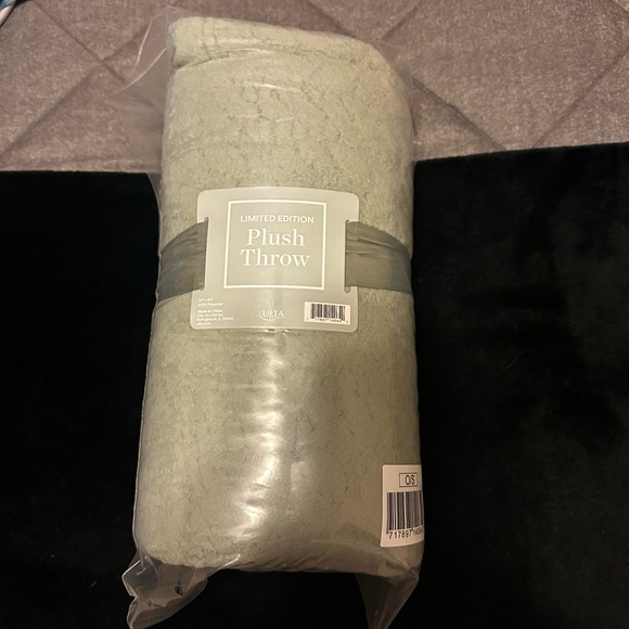 Ulta Beauty Limited Edition Plush Throw in Sage - Picture 3 of 3